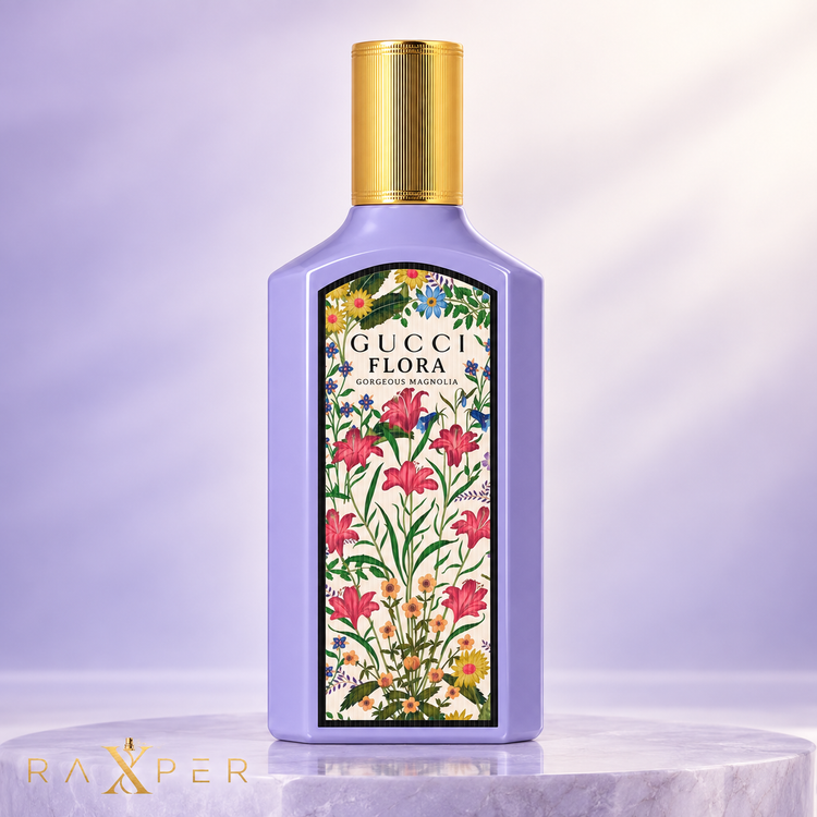 عطر گوچی فلورا گورجس مگنولیا با شیشه یاسی، لیبل گلدار و درپوش طلایی در نمای استودیویی