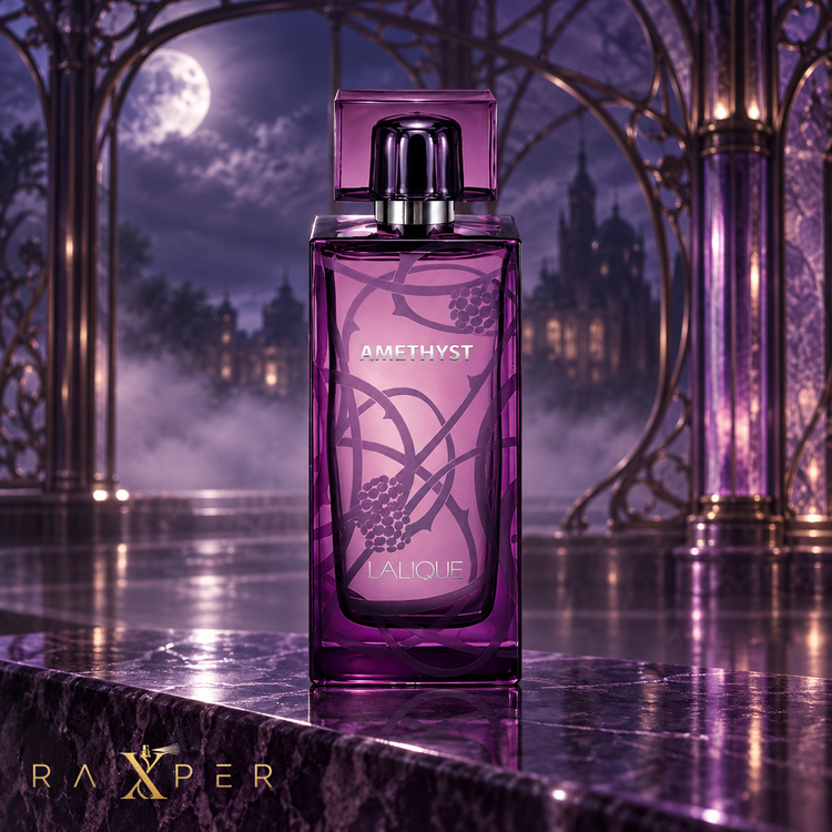 بطری بنفش عطر لالیک آمیتیس در عمارت شیشهای مهآلود زیر نور ماه