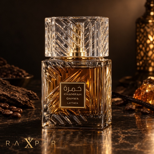 عطر لطافه خمره قهوه با شیشه کریستالی در نمای استودیویی لوکس