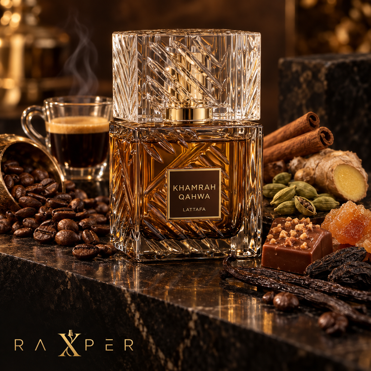 عطر Lattafa Khamrah Qahwa در کنار قهوه، دارچین، هل، زنجبیل، پرالین و وانیل