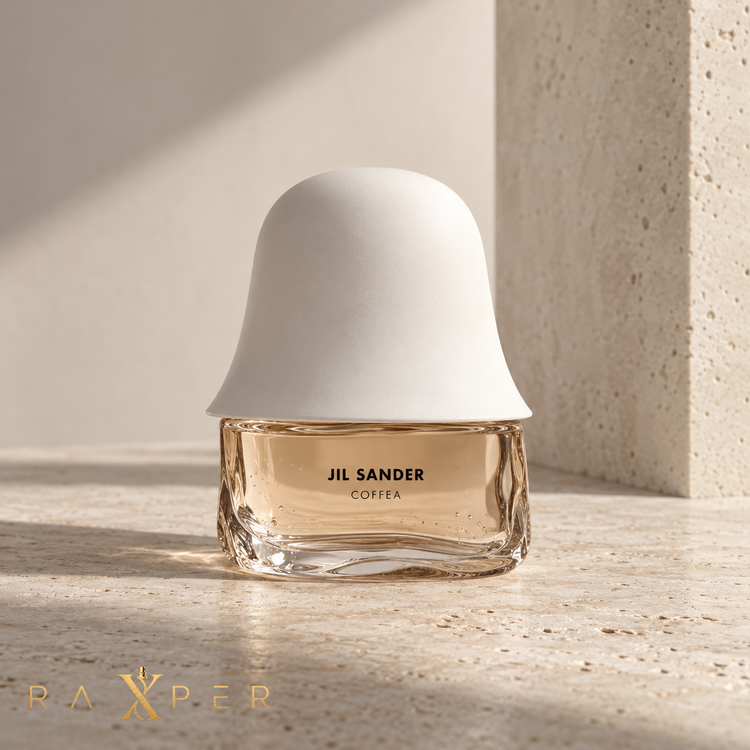 عطر اینیشیو نارکوتیک دیلایت با شیشه بنفش و تزئینات طلایی در نمای استودیویی لوکس