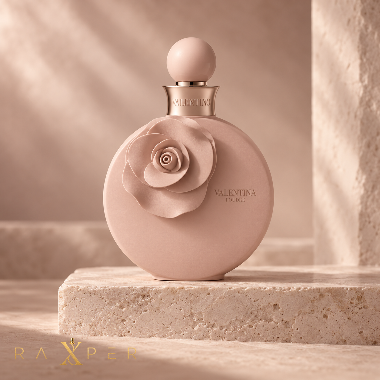 عطر زنانه Valentino Valentina Poudre با بطری صورتی پودری در نمای استودیویی لوکس