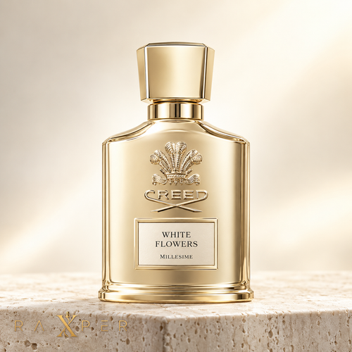 عطر کرید وایت فلاورز با شیشه طلایی در نمای استودیویی روشن