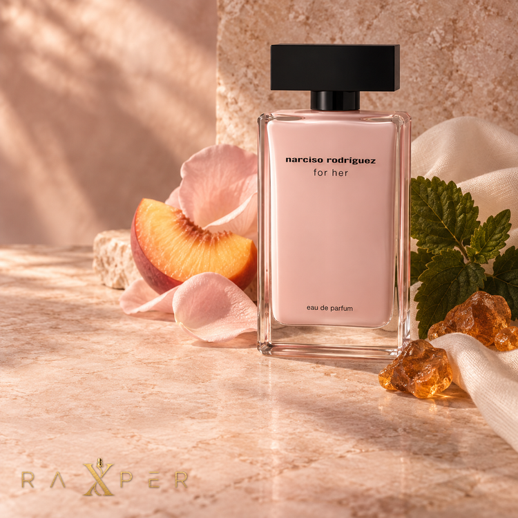 عطر Narciso Rodriguez For Her EDP در کنار هلو، گل رز، مشک، پچولی و عنبر