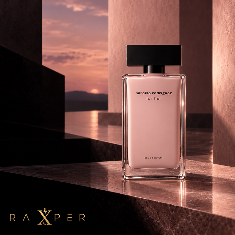 شیشه صورتی عطر نارسیسو رودریگز زنانه در فضای معماری لوکس و سینمایی