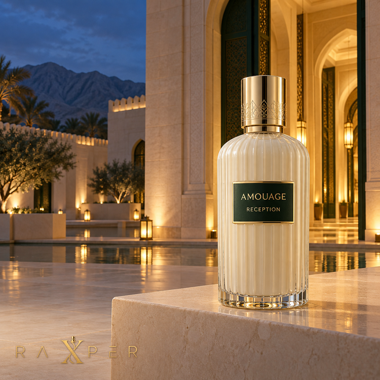 عطر Amouage Reception با شیشه شیری شیاردار، پلاک سبز و در طلایی در نمای استودیویی لوکس