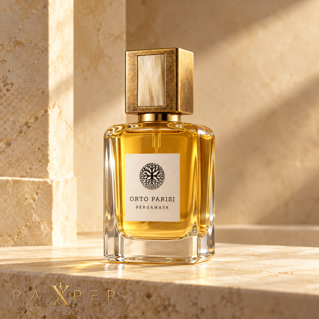 عطر اورتو پاریسی برگاماسک با شیشه شفاف، مایع طلایی و درپوش فلزی در نمای استودیویی لوکس