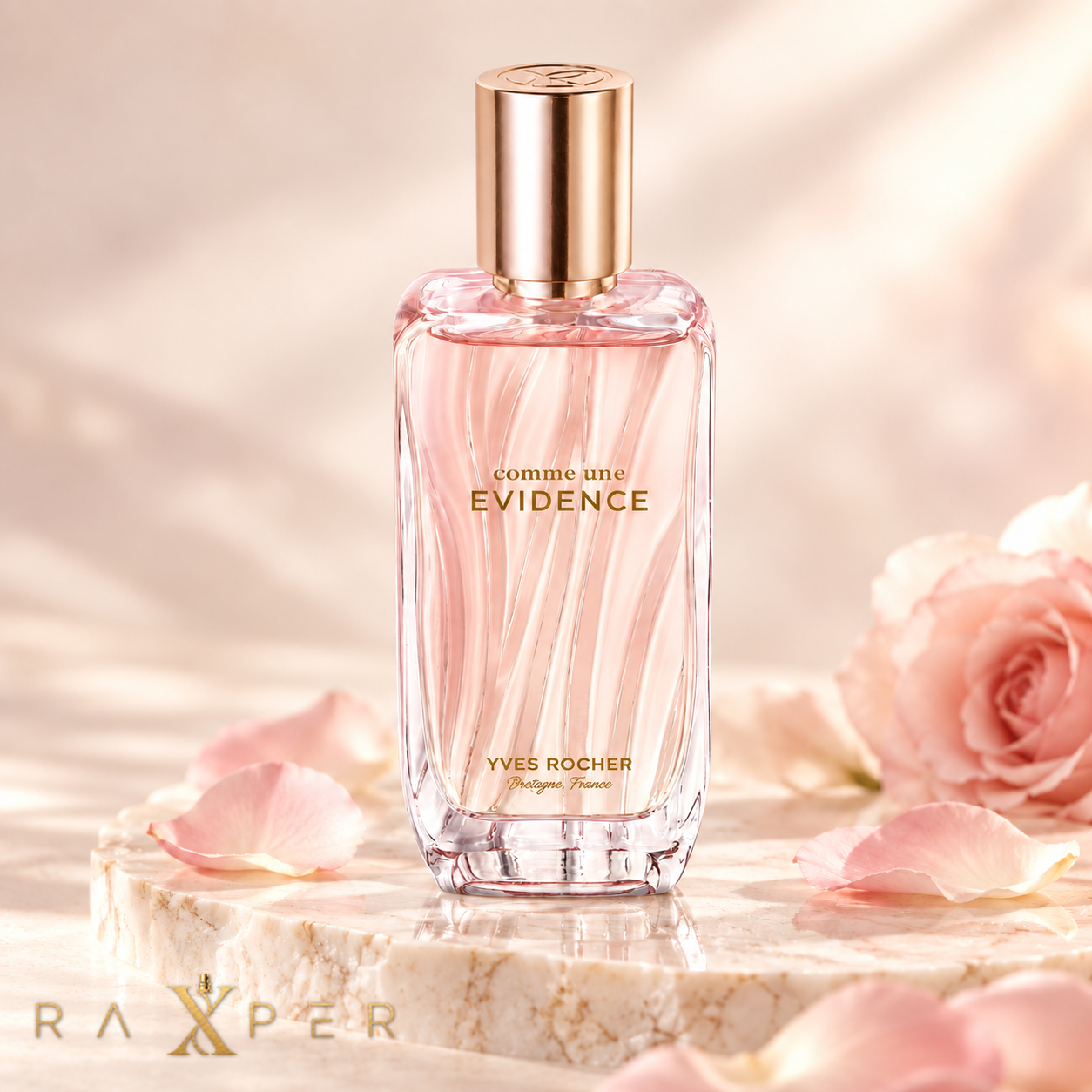 عطر زنانه ایوروشه کام اون اویدنس با شیشه صورتی و درپوش طلایی در نمای استودیویی لوکس