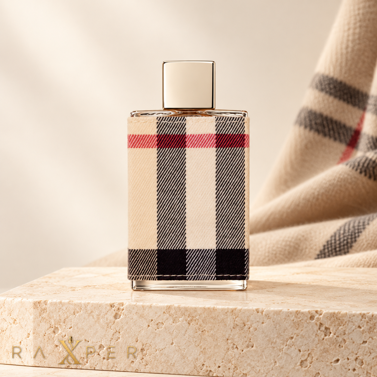 عطر باربری لندن زنانه با شیشه چهارخانه کرم در نمای استودیویی لوکس