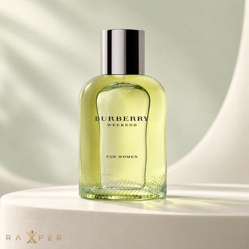 عطر زنانه Burberry London با شیشه چهارخانه و درِ نقرهای در نمای استودیویی لوکس