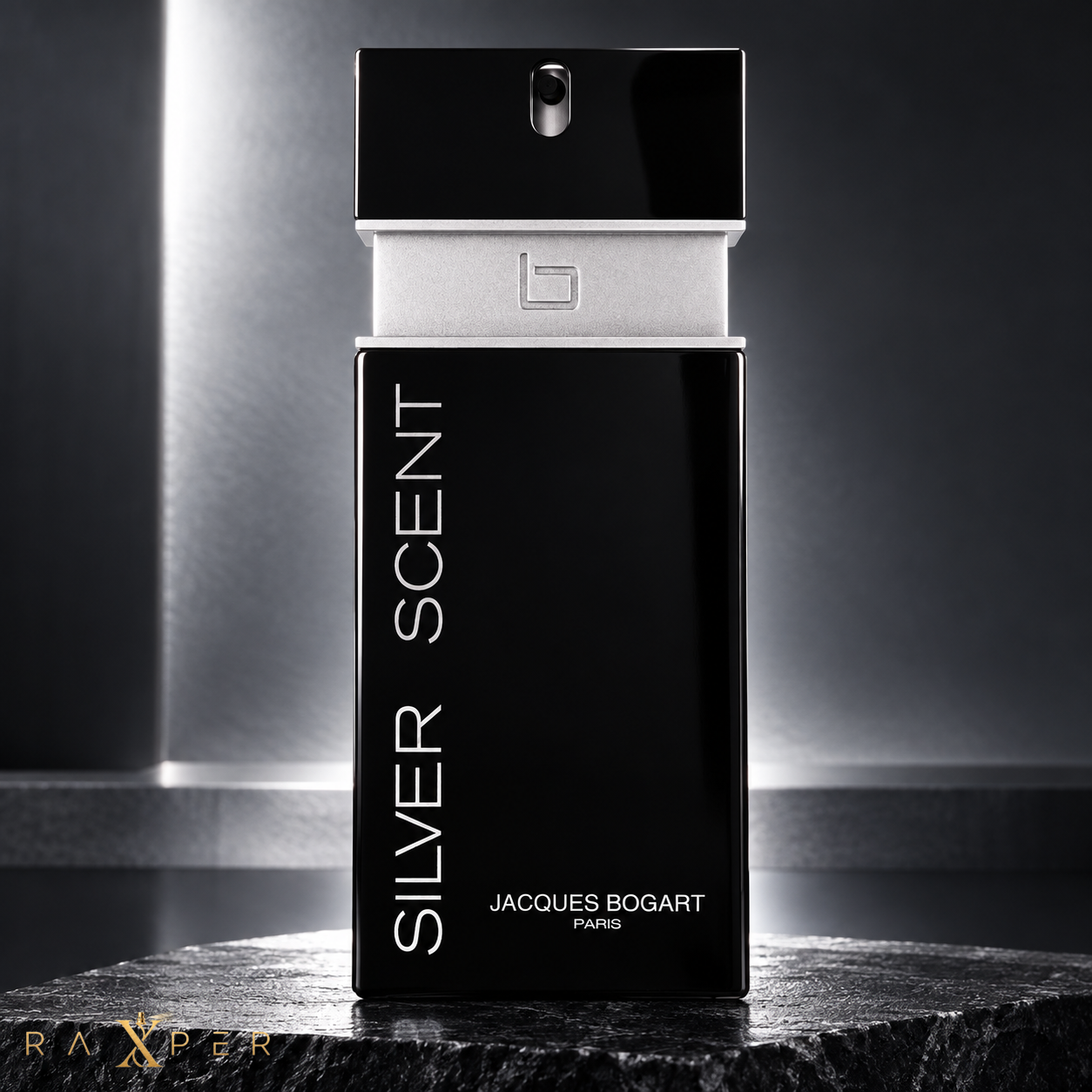 عطر گرمی بوگارت سیلور سنت با شیشه مشکی و نقره‌ای در نمای استودیویی لوکس