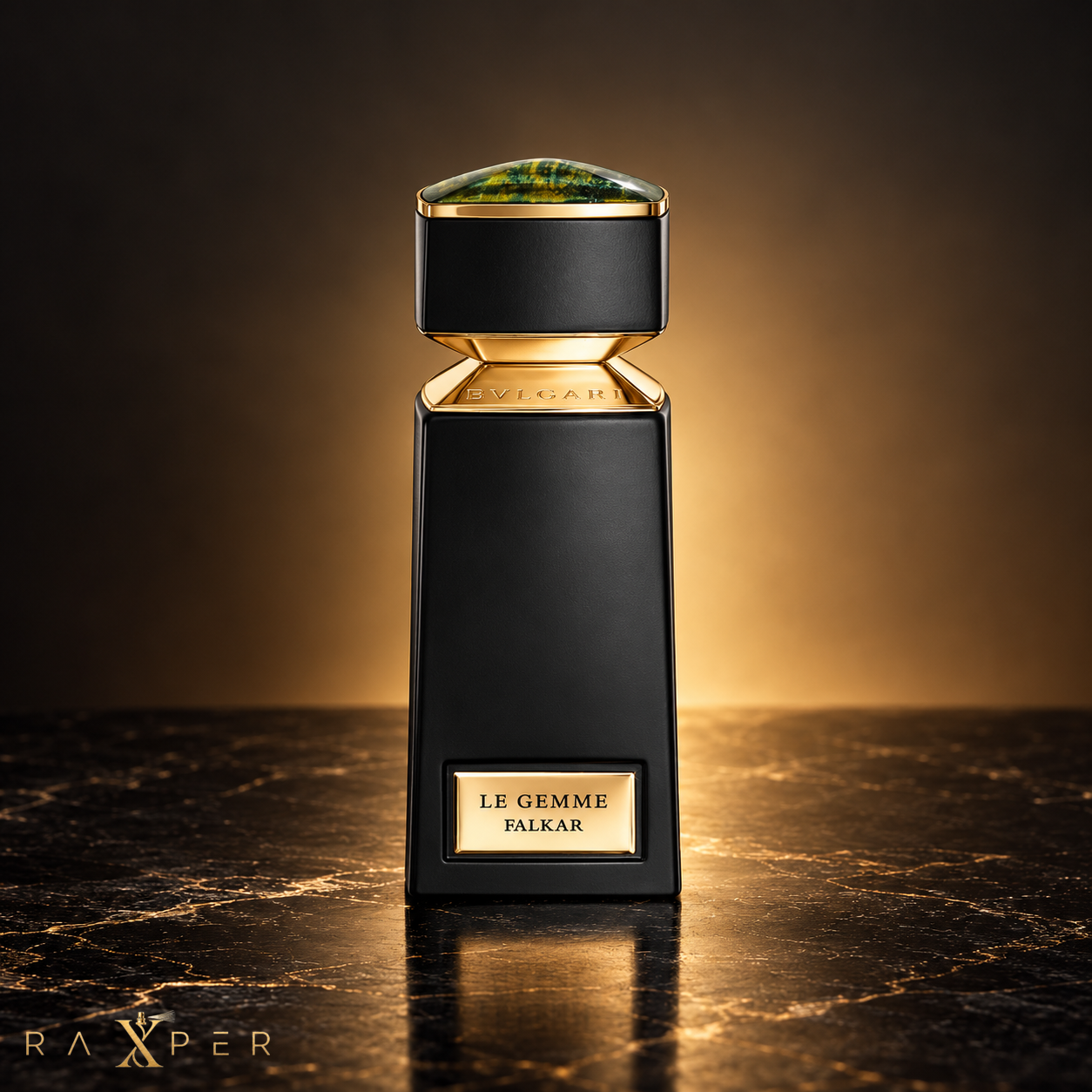عطر مردانه بولگاری فالکار با شیشه مشکی و جزئیات طلایی در نمای استودیویی لوکس