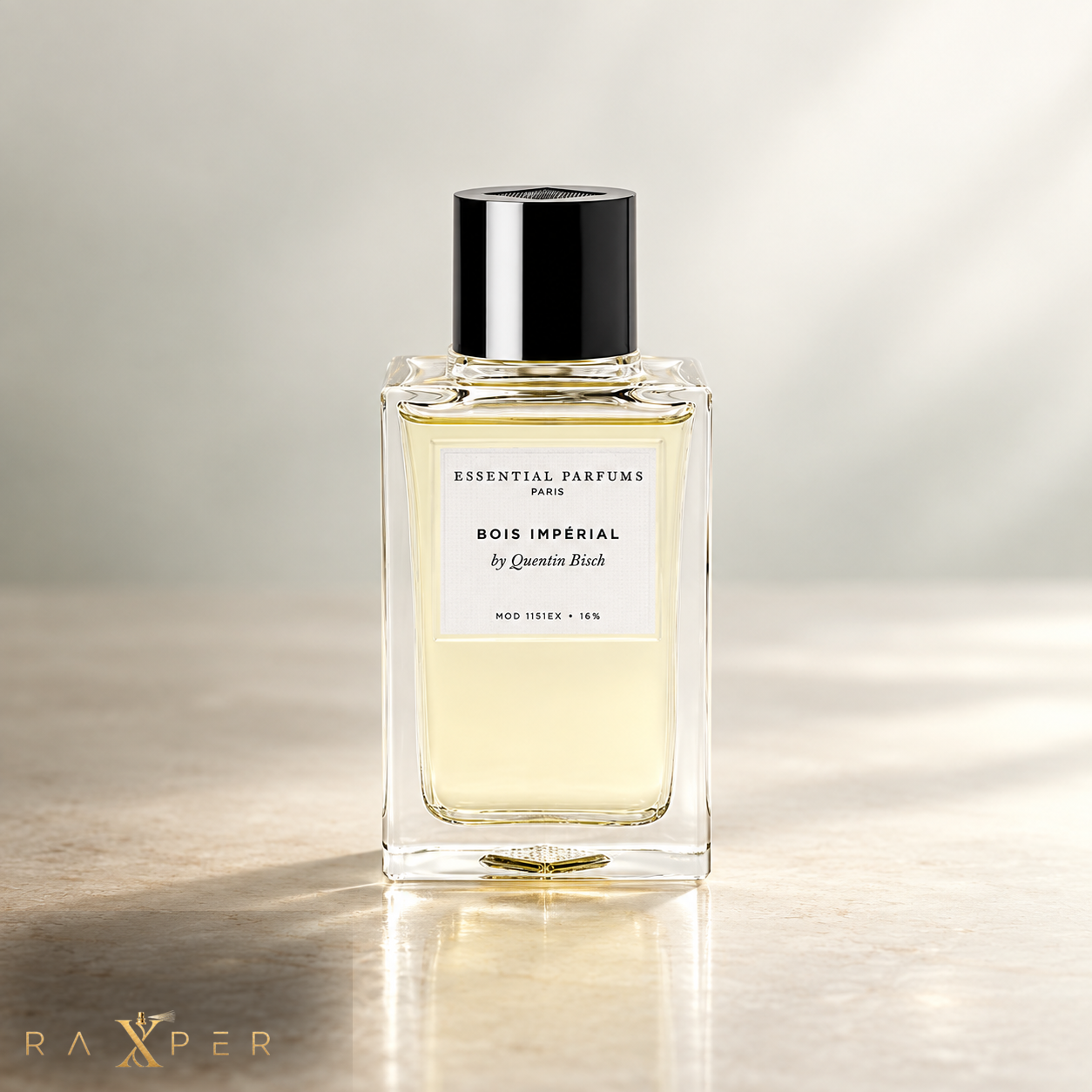 عطر اسنشیال پرفیومز بویس امپریال با شیشه شفاف و درپوش مشکی در نمای استودیویی لوکس