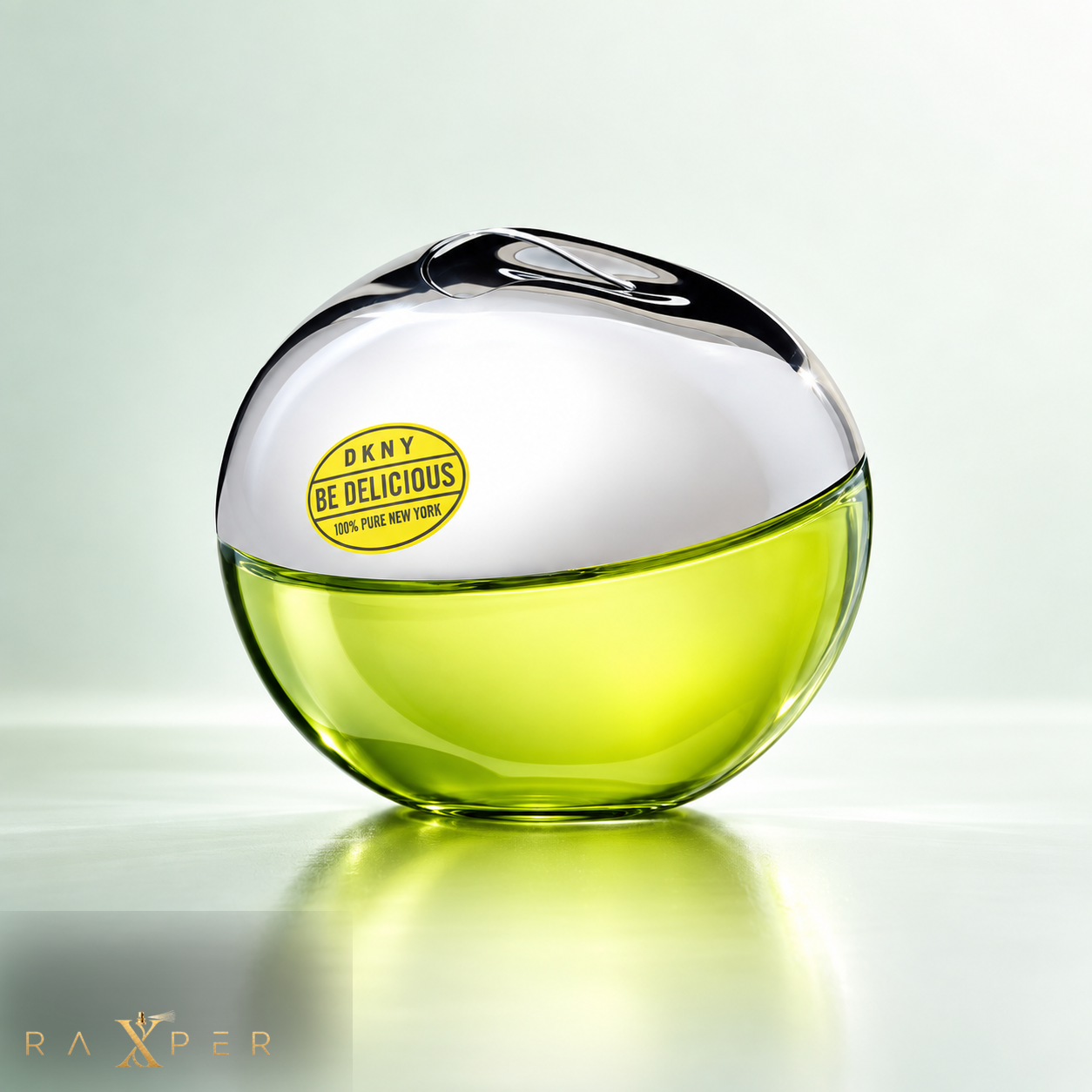 عطر دی کی ان وای بی دلیشس سبز با شیشه سیب‌شکل نقره‌ای و سبز در نمای استودیویی