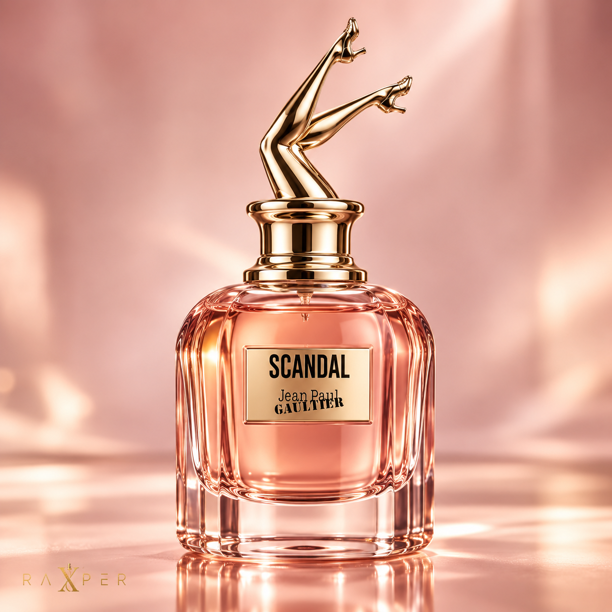 عطر ژان پل گوتیه اسکندال با بطری صورتی و درپوش پاها در نمای استودیویی