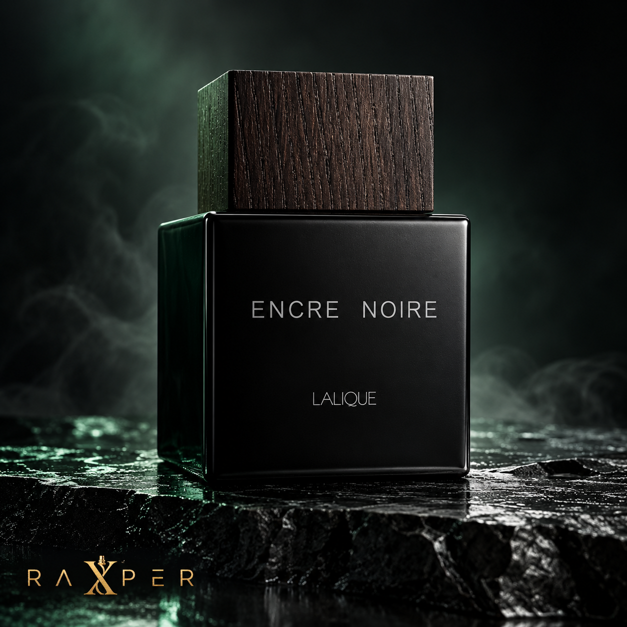 عطر لالیک انکر نویر با بطری مشکی در نمای استودیویی لوکس