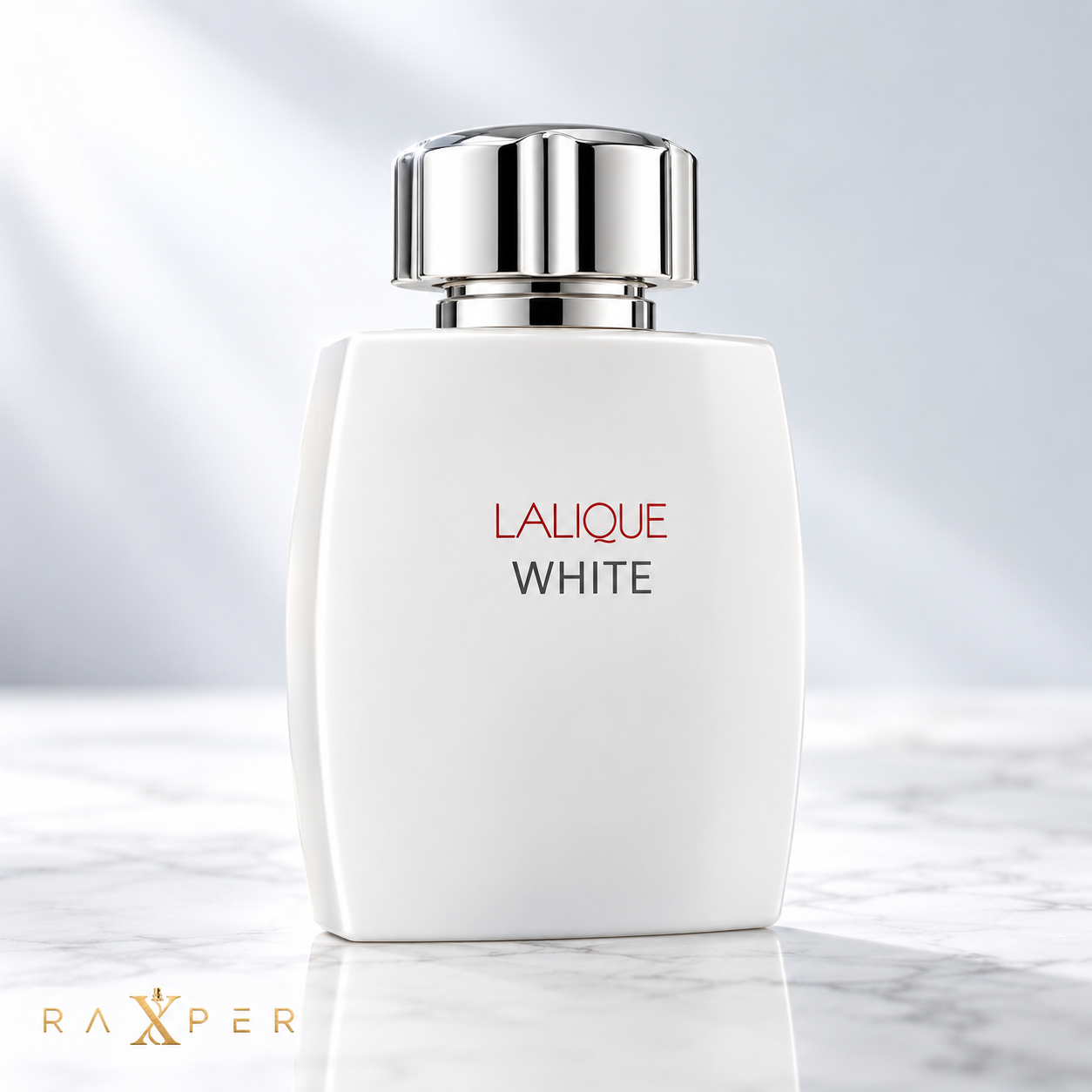 عطر لالیک وایت با بطری سفید در نمای استودیویی لوکس