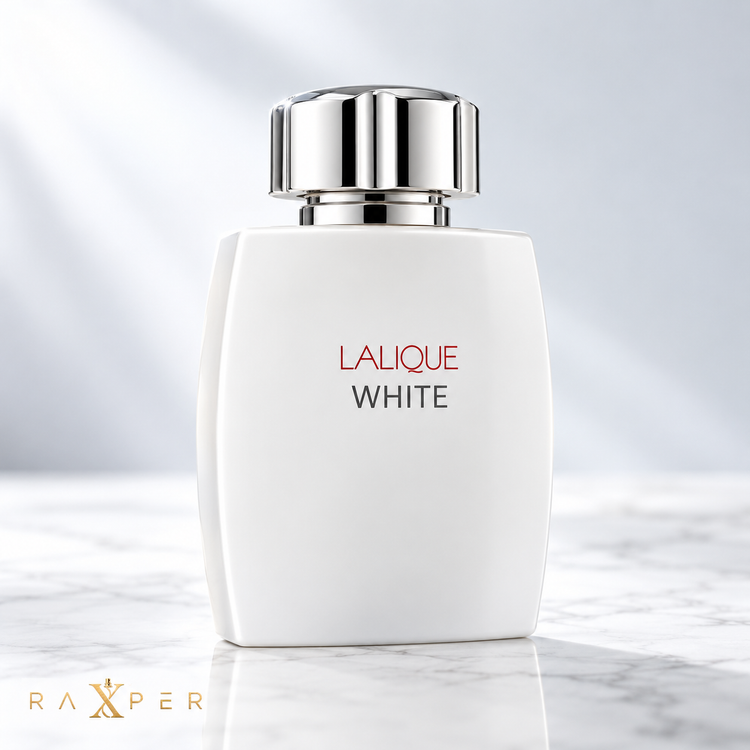 عطر لالیک وایت با بطری سفید در نمای استودیویی لوکس