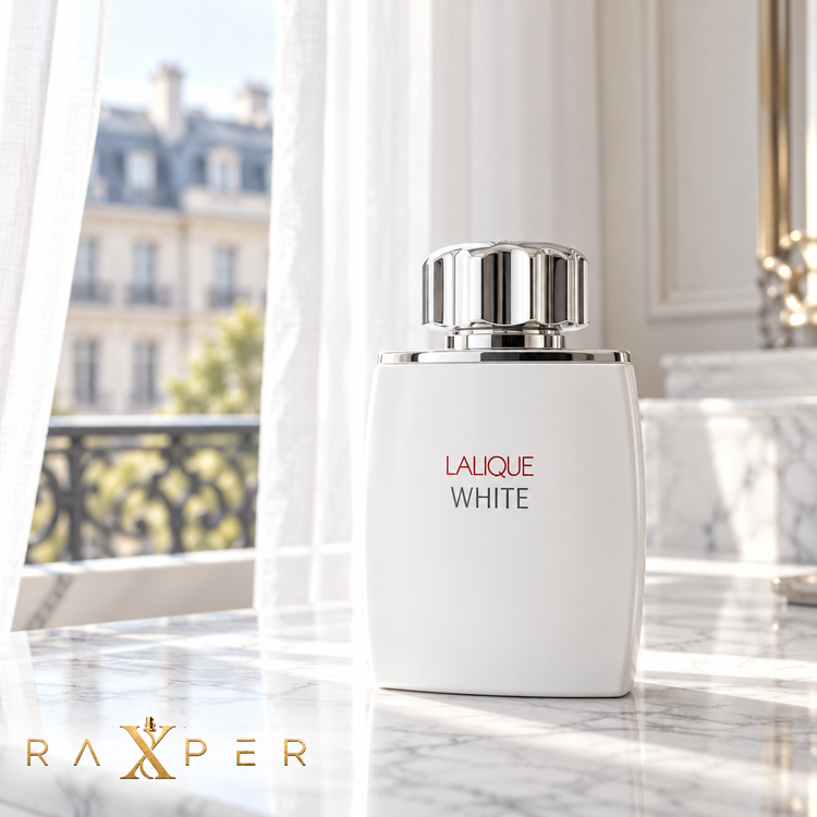 نمای ادیتوریال عطر لالیک وایت در فضای روشن و لوکس پاریسی