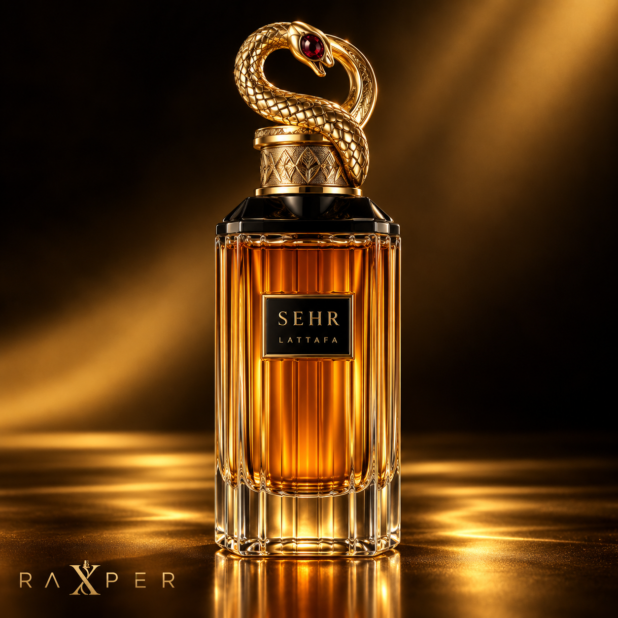 عطر لطافه سحر با بطری کهربایی و درپوش مارگون در نمای استودیویی لوکس