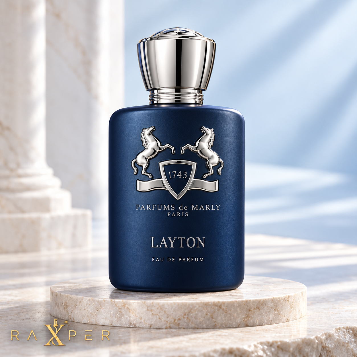 عطر پارفومز د مارلی لیتون با شیشه آبی و نشان نقرهای در نمای استودیویی لوکس