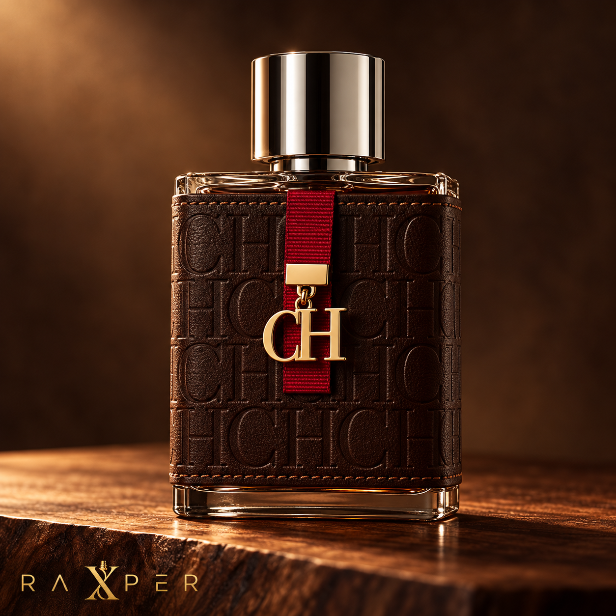 عطر گرمی کارولینا هررا سی اچ فور من با بطری چرمی قهوه‌ای تیره و درپوش نقره‌ای در نمای استودیویی لوکس با لوگوی رکسپر