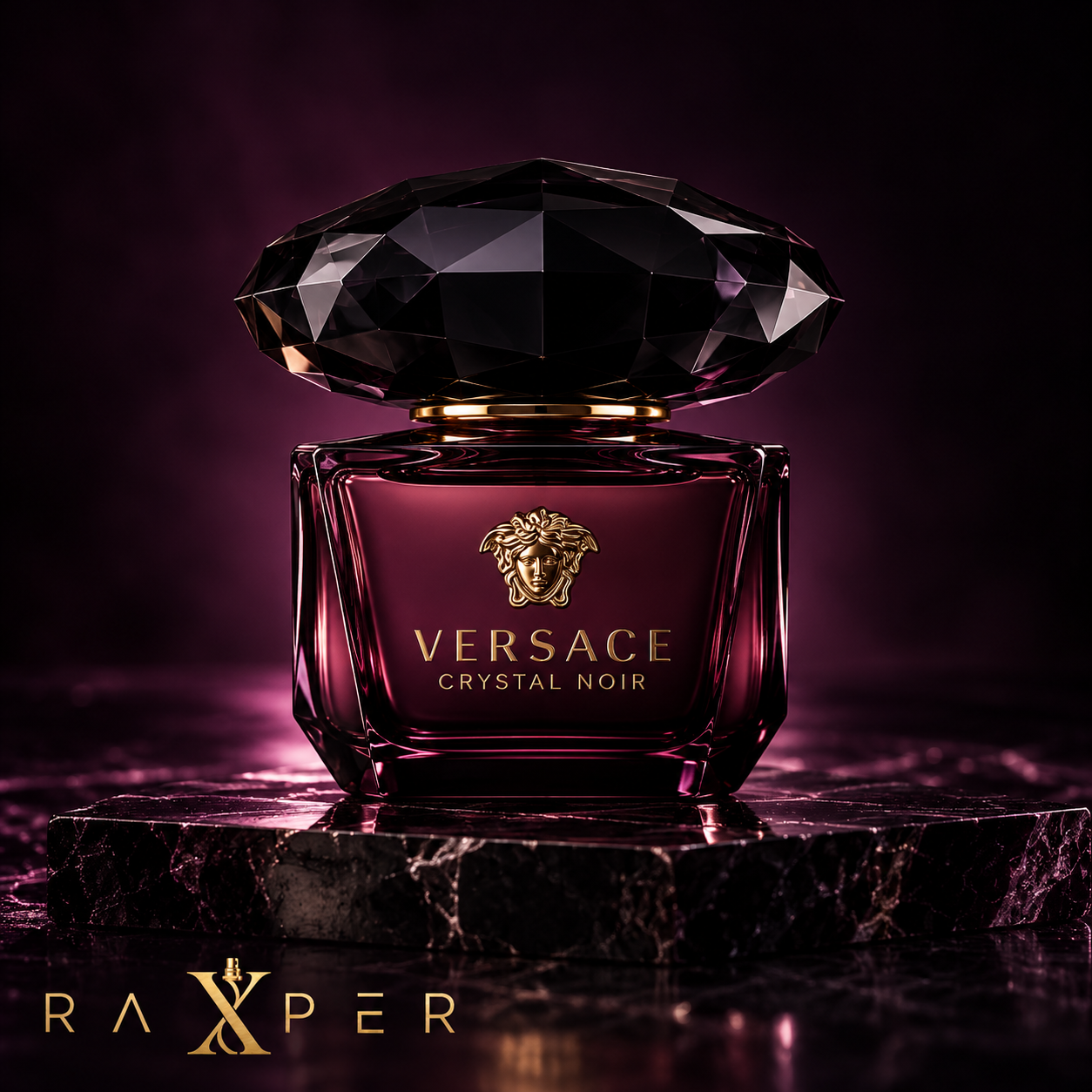 عطر گرمی ورساچه کریستال نویر با بطری شیشه‌ای بنفش تیره، درپوش مشکی چندوجهی و نشان مدوسا در نمای استودیویی لوکس با لوگوی رکسپر