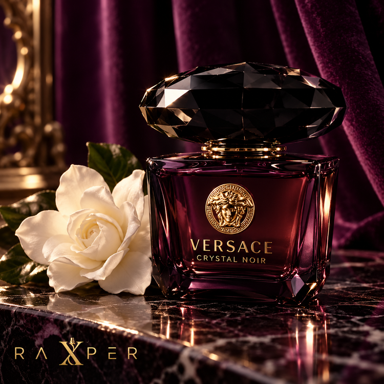 عطر گرمی ورساچه کریستال نویر با بطری بنفش تیره و درپوش مشکی کریستالی در فضای ادیتوریال مرمر مشکی، رز سفید و پرده مخمل بنفش با لوگوی رکسپر