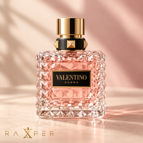 عطر گرمی ولنتینو دونا با بطری شیشهای صورتی طرحمیخی، درپوش طلایی، یقه مشکی میخدار و لیبل مشکی طلایی در نمای استودیویی لوکس با لوگوی رکسپر