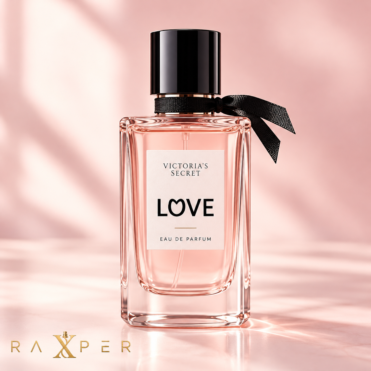 عطر گرمی ویکتوریا سیکرت لاو با بطری شیشه‌ای صورتی روشن، درپوش مشکی براق، روبان مشکی و لیبل سفید در نمای استودیویی صورتی با لوگوی رکسپر