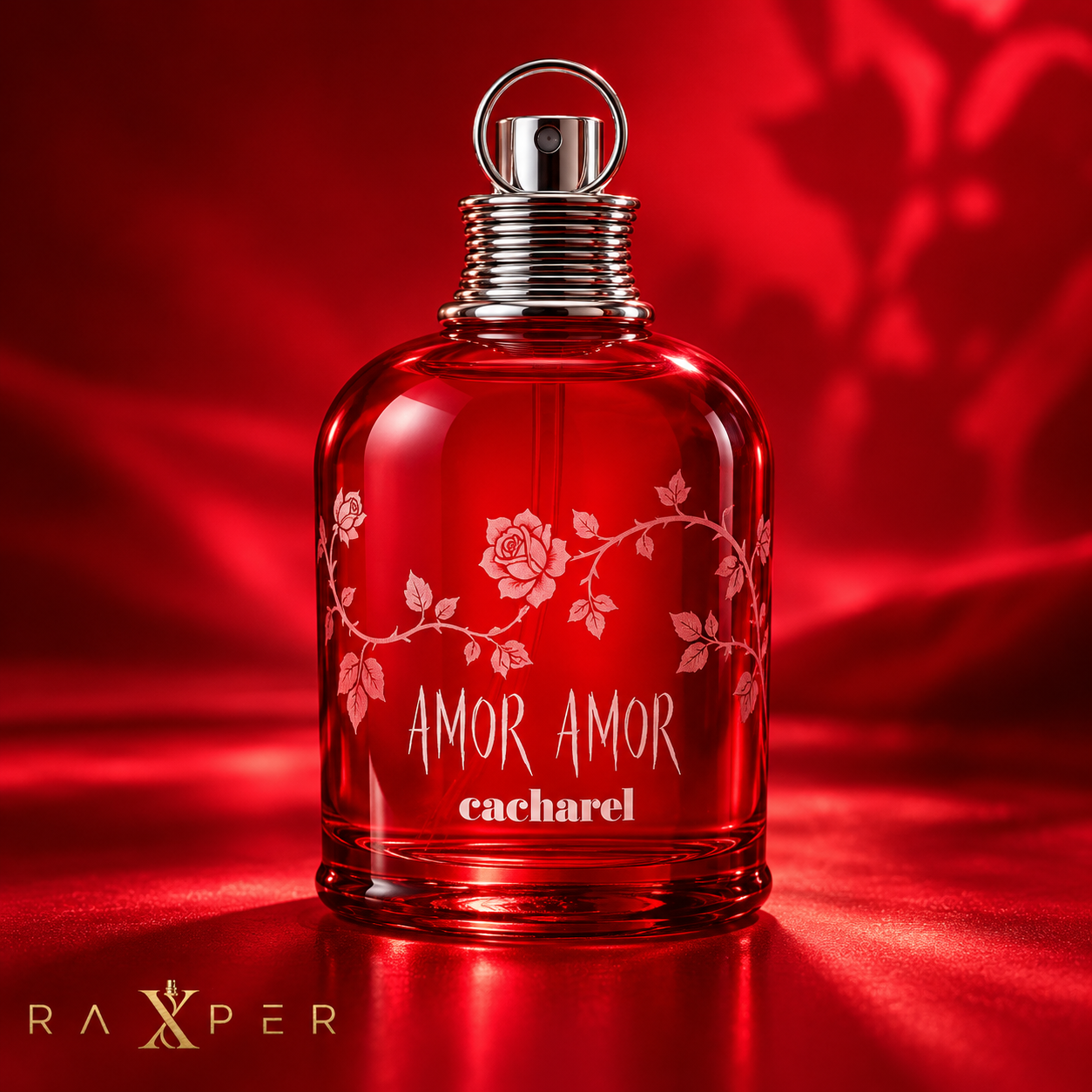 عطر گرمی کاشارل امور امور با بطری شیشه‌ای قرمز شفاف طرح نارنجک، درپوش و حلقه فلزی نقره‌ای و نقش گل رز در نمای استودیویی قرمز با لوگوی رکسپر