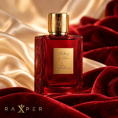 عطر گرمی بای کیلیان رولینگ این لاو با بطری شیشهای قرمز تیره، درپوش طلایی حکاکیشده و پلاک طلایی روی پارچه ساتن کرم و مخمل زرشکی با لوگوی رکسپر