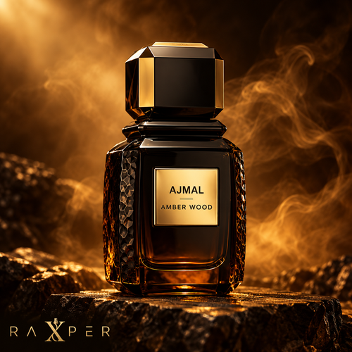 عطر گرمی اجمل امبر وود با بطری مشکی قهوهای چندوجهی، برچسب طلایی و درپوش مشکی در فضای لوکس کهربایی با لوگوی رکسپر