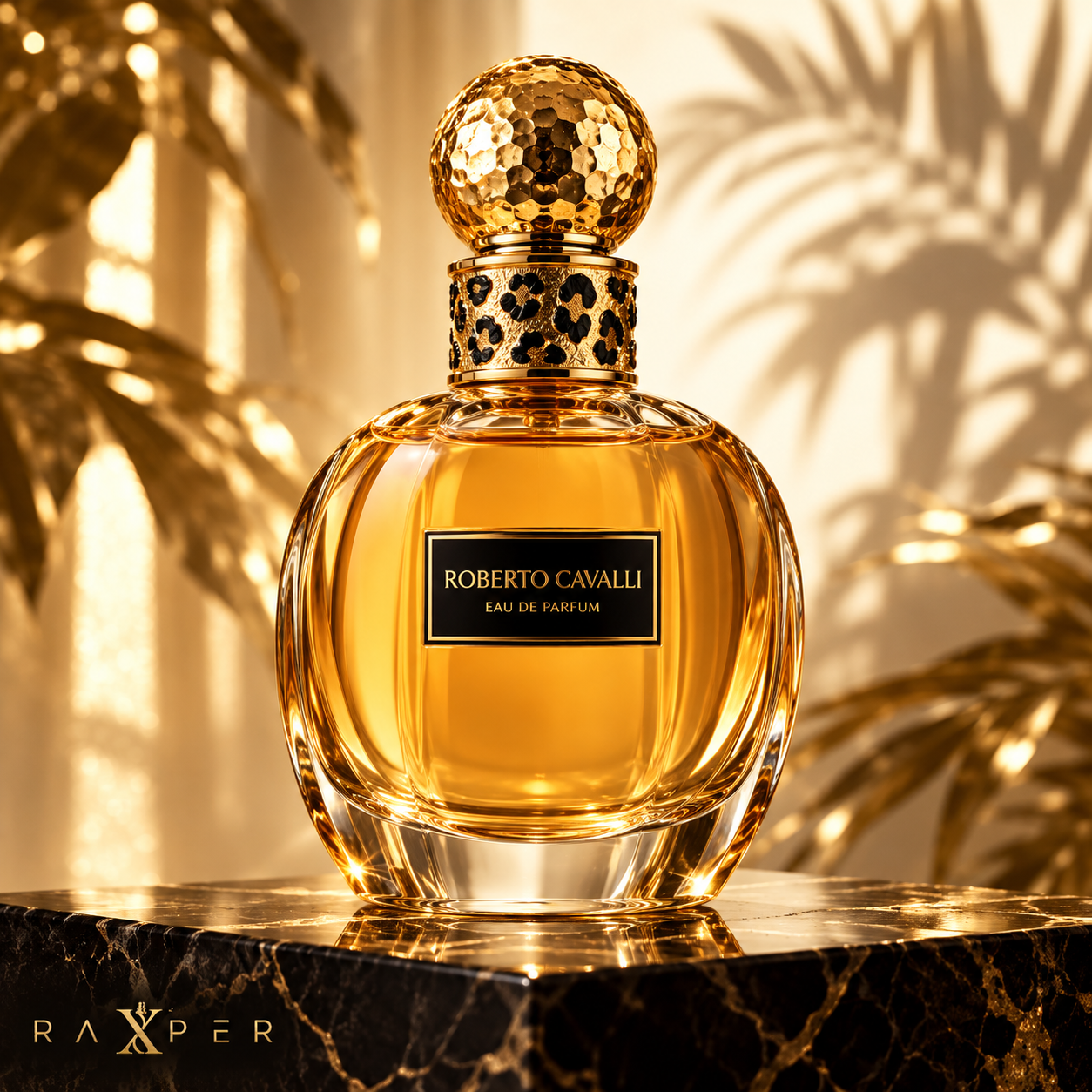 عطر گرمی روبرتو کاوالی گلد با بطری طلایی کهربایی، یقه پلنگی و درپوش طلایی چکشی روی پایه مرمر مشکی با لوگوی رکسپر