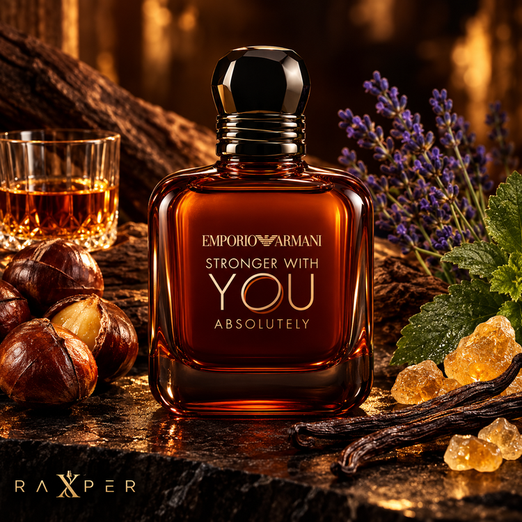 عطر گرمی امپوریو آرمانی استرانگر ویت یو ابسولوتلی با بطری کهربایی در کنار رام مشروبی، شاهبلوط برشته، اسطوخودوس، صمغ المی، نعناع هندی، چوب سدر و وانیل با لوگوی رکسپر