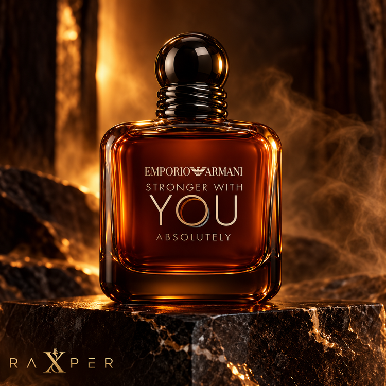 عطر گرمی امپوریو آرمانی استرانگر ویت یو ابسولوتلی با بطری کهربایی تیره و درپوش مشکی، در فضای لوکس گرم و دودی با لوگوی رکسپر