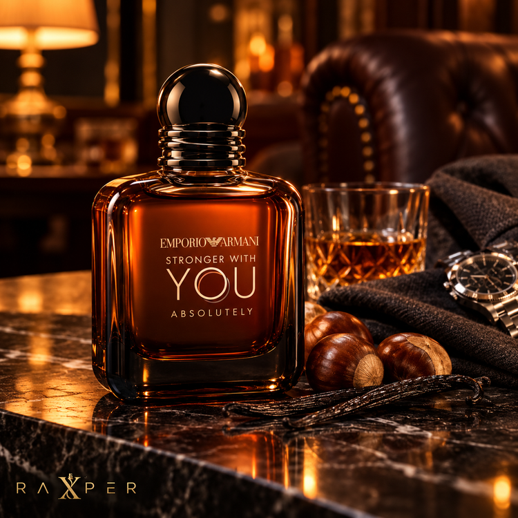 عطر گرمی امپوریو آرمانی استرانگر ویت یو ابسولوتلی با بطری کهربایی روی میز مرمر در فضای بار لوکس، کنار لیوان رام، شاهبلوط، وانیل، ساعت نقرهای و کت طوسی با لوگوی رکسپر
